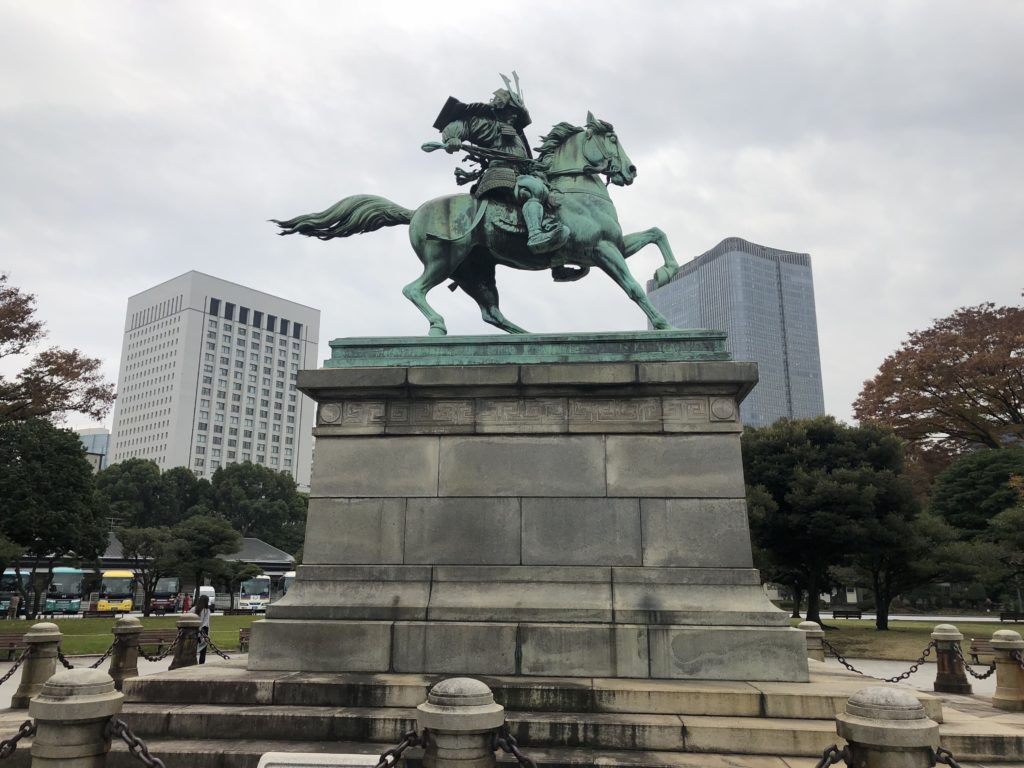 東京駅の近くに銅像もある鎌倉時代に活躍した忠誠心のかたまりの楠木正成 りゅうちゃん Com